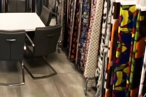 Zaproszenie do showroomu LAMA – bezpośredni wybór próbek z bazy setek gotowych wzorów.
