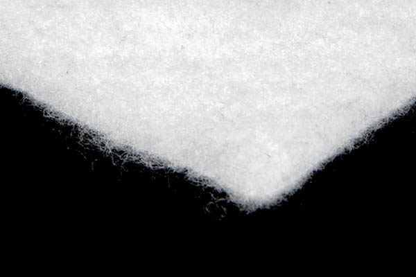 Próbka naturalnego filcu z igłowanej wełny – przejdź do karty produktu WoolFelt.